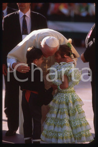 35mm vintage slide* 1993 Spain, Giovanni Paolo II  Diapositiva d'epoca, in formato 35 mm.CONDIZIONI: GOODE' severamente vietata la riproduzione. Tutti i diritti sono riservati.Nella diapositiva ICharta mette in vendita, sul negozio eBay e in esclusiva sul sito "icharta" il proprio archivio composto da numerose diapositive e negativi fotografici d'epoca, tutti originali e autentici, che attraversano la storia del costume italiano tra gli la fine degli anni Sessanta e Novanta.Si tratta di uno sguardo inedito sull'attualit&agrave;, la politica, la vita quotidiana, il gossip e la cultura, che fotografa il cambiamento della nazione in quest'ultimo scorcio del XX secolo. Un'occasione unica per il mercato del collezionismo, che vede finalmente disponibile un archivio eccezionale per vastit&agrave;, tematiche e condizioni, in un settore (il negativo fotografico e la diapositiva) di assoluta novit&agrave; e dalle interessanti prospettive di investimento.  FAIR/discreto   originale e autentica 1