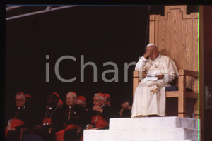35mm vintage slide* 1993 Denver Giovanni Paolo II meeting, youth day Cherry park  Diapositiva d'epoca, in formato 35 mm.CONDIZIONI: GOODE' severamente vietata la riproduzione. Tutti i diritti sono riservati.Nella diapositiva ICharta mette in vendita, sul negozio eBay e in esclusiva sul sito "icharta" il proprio archivio composto da numerose diapositive e negativi fotografici d'epoca, tutti originali e autentici, che attraversano la storia del costume italiano tra gli la fine degli anni Sessanta e Novanta.Si tratta di uno sguardo inedito sull'attualit&agrave;, la politica, la vita quotidiana, il gossip e la cultura, che fotografa il cambiamento della nazione in quest'ultimo scorcio del XX secolo. Un'occasione unica per il mercato del collezionismo, che vede finalmente disponibile un archivio eccezionale per vastit&agrave;, tematiche e condizioni, in un settore (il negativo fotografico e la diapositiva) di assoluta novit&agrave; e dalle interessanti prospettive di investimento.  FAIR/discreto   originale e autentica 1