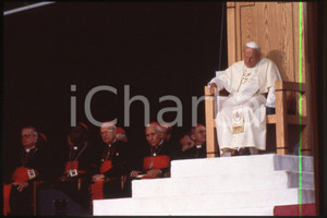 35mm vintage slide*1993 Denver, GIOVANNI PAOLO II, 22 meeting, Cherry Creek park  Diapositiva d'epoca, in formato 35 mm.CONDIZIONI: GOODE' severamente vietata la riproduzione. Tutti i diritti sono riservati.Nella diapositiva ICharta mette in vendita, sul negozio eBay e in esclusiva sul sito "icharta" il proprio archivio composto da numerose diapositive e negativi fotografici d'epoca, tutti originali e autentici, che attraversano la storia del costume italiano tra gli la fine degli anni Sessanta e Novanta.Si tratta di uno sguardo inedito sull'attualit&agrave;, la politica, la vita quotidiana, il gossip e la cultura, che fotografa il cambiamento della nazione in quest'ultimo scorcio del XX secolo. Un'occasione unica per il mercato del collezionismo, che vede finalmente disponibile un archivio eccezionale per vastit&agrave;, tematiche e condizioni, in un settore (il negativo fotografico e la diapositiva) di assoluta novit&agrave; e dalle interessanti prospettive di investimento.  FAIR/discreto   originale e autentica 1