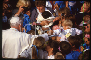 35mm vintage slide* 1986 France Giovanni Paolo II with children  Diapositiva d'epoca, in formato 35 mm.CONDIZIONI: GOODE' severamente vietata la riproduzione. Tutti i diritti sono riservati.Nella diapositiva ICharta mette in vendita, sul negozio eBay e in esclusiva sul sito "icharta" il proprio archivio composto da numerose diapositive e negativi fotografici d'epoca, tutti originali e autentici, che attraversano la storia del costume italiano tra gli la fine degli anni Sessanta e Novanta.Si tratta di uno sguardo inedito sull'attualit&agrave;, la politica, la vita quotidiana, il gossip e la cultura, che fotografa il cambiamento della nazione in quest'ultimo scorcio del XX secolo. Un'occasione unica per il mercato del collezionismo, che vede finalmente disponibile un archivio eccezionale per vastit&agrave;, tematiche e condizioni, in un settore (il negativo fotografico e la diapositiva) di assoluta novit&agrave; e dalle interessanti prospettive di investimento.  FAIR/discreto   originale e autentica 1