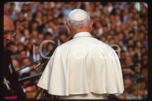 35mm vintage slide* 1986, France, speech Giovanni Paolo II to people (4)  Diapositiva d'epoca, in formato 35 mm.CONDIZIONI: GOODE' severamente vietata la riproduzione. Tutti i diritti sono riservati.Nella diapositiva ICharta mette in vendita, sul negozio eBay e in esclusiva sul sito "icharta" il proprio archivio composto da numerose diapositive e negativi fotografici d'epoca, tutti originali e autentici, che attraversano la storia del costume italiano tra gli la fine degli anni Sessanta e Novanta.Si tratta di uno sguardo inedito sull'attualit&agrave;, la politica, la vita quotidiana, il gossip e la cultura, che fotografa il cambiamento della nazione in quest'ultimo scorcio del XX secolo. Un'occasione unica per il mercato del collezionismo, che vede finalmente disponibile un archivio eccezionale per vastit&agrave;, tematiche e condizioni, in un settore (il negativo fotografico e la diapositiva) di assoluta novit&agrave; e dalle interessanti prospettive di investimento.  FAIR/discreto   originale e autentica 1