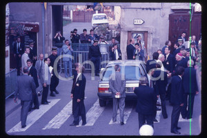35mm vintage slide* 1986, France, apostolic pilgrimage of Giovanni Paolo II (3)  Diapositiva d'epoca, in formato 35 mm.CONDIZIONI: GOODE' severamente vietata la riproduzione. Tutti i diritti sono riservati.Nella diapositiva ICharta mette in vendita, sul negozio eBay e in esclusiva sul sito "icharta" il proprio archivio composto da numerose diapositive e negativi fotografici d'epoca, tutti originali e autentici, che attraversano la storia del costume italiano tra gli la fine degli anni Sessanta e Novanta.Si tratta di uno sguardo inedito sull'attualit&agrave;, la politica, la vita quotidiana, il gossip e la cultura, che fotografa il cambiamento della nazione in quest'ultimo scorcio del XX secolo. Un'occasione unica per il mercato del collezionismo, che vede finalmente disponibile un archivio eccezionale per vastit&agrave;, tematiche e condizioni, in un settore (il negativo fotografico e la diapositiva) di assoluta novit&agrave; e dalle interessanti prospettive di investimento.  FAIR/discreto   originale e autentica 1