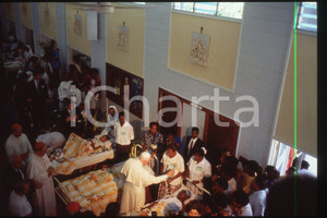 35mm vintage slide* 1995, Papouasie, Giovanni Paolo II  Diapositiva d'epoca, in formato 35 mm.CONDIZIONI: GOODE' severamente vietata la riproduzione. Tutti i diritti sono riservati.Nella diapositiva ICharta mette in vendita, sul negozio eBay e in esclusiva sul sito "icharta" il proprio archivio composto da numerose diapositive e negativi fotografici d'epoca, tutti originali e autentici, che attraversano la storia del costume italiano tra gli la fine degli anni Sessanta e Novanta.Si tratta di uno sguardo inedito sull'attualit&agrave;, la politica, la vita quotidiana, il gossip e la cultura, che fotografa il cambiamento della nazione in quest'ultimo scorcio del XX secolo. Un'occasione unica per il mercato del collezionismo, che vede finalmente disponibile un archivio eccezionale per vastit&agrave;, tematiche e condizioni, in un settore (il negativo fotografico e la diapositiva) di assoluta novit&agrave; e dalle interessanti prospettive di investimento.  FAIR/discreto   originale e autentica 1