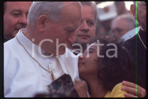 35mm vintage slide* 1980 Salvador , Giovanni Paolo II  Diapositiva d'epoca, in formato 35 mm.CONDIZIONI: GOODE' severamente vietata la riproduzione. Tutti i diritti sono riservati.Nella diapositiva ICharta mette in vendita, sul negozio eBay e in esclusiva sul sito "icharta" il proprio archivio composto da numerose diapositive e negativi fotografici d'epoca, tutti originali e autentici, che attraversano la storia del costume italiano tra gli la fine degli anni Sessanta e Novanta.Si tratta di uno sguardo inedito sull'attualit&agrave;, la politica, la vita quotidiana, il gossip e la cultura, che fotografa il cambiamento della nazione in quest'ultimo scorcio del XX secolo. Un'occasione unica per il mercato del collezionismo, che vede finalmente disponibile un archivio eccezionale per vastit&agrave;, tematiche e condizioni, in un settore (il negativo fotografico e la diapositiva) di assoluta novit&agrave; e dalle interessanti prospettive di investimento.  FAIR/discreto   originale e autentica 1