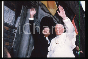 35mm vintage slide* 1997 Polonia, Giovanni Paolo II, Kwasniewski  Diapositiva d'epoca, in formato 35 mm.CONDIZIONI: GOODE' severamente vietata la riproduzione. Tutti i diritti sono riservati.Nella diapositiva ICharta mette in vendita, sul negozio eBay e in esclusiva sul sito "icharta" il proprio archivio composto da numerose diapositive e negativi fotografici d'epoca, tutti originali e autentici, che attraversano la storia del costume italiano tra gli la fine degli anni Sessanta e Novanta.Si tratta di uno sguardo inedito sull'attualit&agrave;, la politica, la vita quotidiana, il gossip e la cultura, che fotografa il cambiamento della nazione in quest'ultimo scorcio del XX secolo. Un'occasione unica per il mercato del collezionismo, che vede finalmente disponibile un archivio eccezionale per vastit&agrave;, tematiche e condizioni, in un settore (il negativo fotografico e la diapositiva) di assoluta novit&agrave; e dalle interessanti prospettive di investimento.  FAIR/discreto   originale e autentica 1