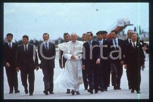 35mm vintage slide* 1991 journey to Shrine of Fatima Giovanni Paolo II  Diapositiva d'epoca, in formato 35 mm.CONDIZIONI: GOODE' severamente vietata la riproduzione. Tutti i diritti sono riservati.Nella diapositiva ICharta mette in vendita, sul negozio eBay e in esclusiva sul sito "icharta" il proprio archivio composto da numerose diapositive e negativi fotografici d'epoca, tutti originali e autentici, che attraversano la storia del costume italiano tra gli la fine degli anni Sessanta e Novanta.Si tratta di uno sguardo inedito sull'attualit&agrave;, la politica, la vita quotidiana, il gossip e la cultura, che fotografa il cambiamento della nazione in quest'ultimo scorcio del XX secolo. Un'occasione unica per il mercato del collezionismo, che vede finalmente disponibile un archivio eccezionale per vastit&agrave;, tematiche e condizioni, in un settore (il negativo fotografico e la diapositiva) di assoluta novit&agrave; e dalle interessanti prospettive di investimento.  FAIR/discreto   originale e autentica 1
