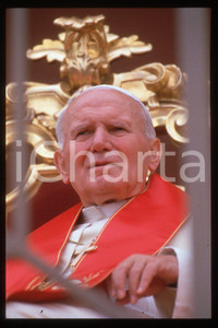 35mm vintage slide* 1994, Lecce, Giovanni Paolo II  Diapositiva d'epoca, in formato 35 mm.CONDIZIONI: GOODE' severamente vietata la riproduzione. Tutti i diritti sono riservati.Nella diapositiva ICharta mette in vendita, sul negozio eBay e in esclusiva sul sito "icharta" il proprio archivio composto da numerose diapositive e negativi fotografici d'epoca, tutti originali e autentici, che attraversano la storia del costume italiano tra gli la fine degli anni Sessanta e Novanta.Si tratta di uno sguardo inedito sull'attualit&agrave;, la politica, la vita quotidiana, il gossip e la cultura, che fotografa il cambiamento della nazione in quest'ultimo scorcio del XX secolo. Un'occasione unica per il mercato del collezionismo, che vede finalmente disponibile un archivio eccezionale per vastit&agrave;, tematiche e condizioni, in un settore (il negativo fotografico e la diapositiva) di assoluta novit&agrave; e dalle interessanti prospettive di investimento.  FAIR/discreto   originale e autentica 1