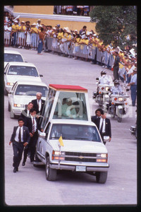 35mm vintage slide* 1993 Mexico, Yucatan, Giovanni Paolo II in PopeMobile  Diapositiva d'epoca, in formato 35 mm.CONDIZIONI: GOODE' severamente vietata la riproduzione. Tutti i diritti sono riservati.Nella diapositiva ICharta mette in vendita, sul negozio eBay e in esclusiva sul sito "icharta" il proprio archivio composto da numerose diapositive e negativi fotografici d'epoca, tutti originali e autentici, che attraversano la storia del costume italiano tra gli la fine degli anni Sessanta e Novanta.Si tratta di uno sguardo inedito sull'attualit&agrave;, la politica, la vita quotidiana, il gossip e la cultura, che fotografa il cambiamento della nazione in quest'ultimo scorcio del XX secolo. Un'occasione unica per il mercato del collezionismo, che vede finalmente disponibile un archivio eccezionale per vastit&agrave;, tematiche e condizioni, in un settore (il negativo fotografico e la diapositiva) di assoluta novit&agrave; e dalle interessanti prospettive di investimento.  FAIR/discreto   originale e autentica 1