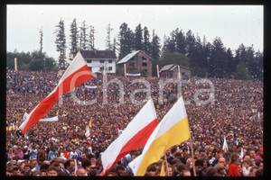 35mm vintage slide* 1995 Poland Skoczow Giovanni Paolo II people (4)  Diapositiva d'epoca, in formato 35 mm.CONDIZIONI: GOODE' severamente vietata la riproduzione. Tutti i diritti sono riservati.Nella diapositiva ICharta mette in vendita, sul negozio eBay e in esclusiva sul sito "icharta" il proprio archivio composto da numerose diapositive e negativi fotografici d'epoca, tutti originali e autentici, che attraversano la storia del costume italiano tra gli la fine degli anni Sessanta e Novanta.Si tratta di uno sguardo inedito sull'attualit&agrave;, la politica, la vita quotidiana, il gossip e la cultura, che fotografa il cambiamento della nazione in quest'ultimo scorcio del XX secolo. Un'occasione unica per il mercato del collezionismo, che vede finalmente disponibile un archivio eccezionale per vastit&agrave;, tematiche e condizioni, in un settore (il negativo fotografico e la diapositiva) di assoluta novit&agrave; e dalle interessanti prospettive di investimento.  FAIR/discreto   originale e autentica 1