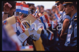 35mm vintage slide* 1994 Zagreb Giovanni Paolo II, people  Diapositiva d'epoca, in formato 35 mm.CONDIZIONI: GOODE' severamente vietata la riproduzione. Tutti i diritti sono riservati.Nella diapositiva ICharta mette in vendita, sul negozio eBay e in esclusiva sul sito "icharta" il proprio archivio composto da numerose diapositive e negativi fotografici d'epoca, tutti originali e autentici, che attraversano la storia del costume italiano tra gli la fine degli anni Sessanta e Novanta.Si tratta di uno sguardo inedito sull'attualit&agrave;, la politica, la vita quotidiana, il gossip e la cultura, che fotografa il cambiamento della nazione in quest'ultimo scorcio del XX secolo. Un'occasione unica per il mercato del collezionismo, che vede finalmente disponibile un archivio eccezionale per vastit&agrave;, tematiche e condizioni, in un settore (il negativo fotografico e la diapositiva) di assoluta novit&agrave; e dalle interessanti prospettive di investimento.  FAIR/discreto   originale e autentica 1