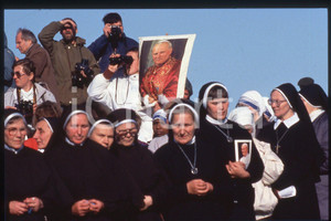 35mm vintage slide* 1993 Vilnius, the mountain of crosses, GIOVANNI PAOLO II  Diapositiva d'epoca, in formato 35 mm.CONDIZIONI: GOODE' severamente vietata la riproduzione. Tutti i diritti sono riservati.Nella diapositiva ICharta mette in vendita, sul negozio eBay e in esclusiva sul sito "icharta" il proprio archivio composto da numerose diapositive e negativi fotografici d'epoca, tutti originali e autentici, che attraversano la storia del costume italiano tra gli la fine degli anni Sessanta e Novanta.Si tratta di uno sguardo inedito sull'attualit&agrave;, la politica, la vita quotidiana, il gossip e la cultura, che fotografa il cambiamento della nazione in quest'ultimo scorcio del XX secolo. Un'occasione unica per il mercato del collezionismo, che vede finalmente disponibile un archivio eccezionale per vastit&agrave;, tematiche e condizioni, in un settore (il negativo fotografico e la diapositiva) di assoluta novit&agrave; e dalle interessanti prospettive di investimento.  FAIR/discreto   originale e autentica 1