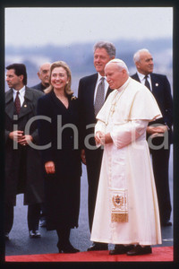 35mm vintage slide* 1995 USA Giovanni Paolo II with Hillary and Bill CLINTON 2  Diapositiva d'epoca, in formato 35 mm.CONDIZIONI: GOODE' severamente vietata la riproduzione. Tutti i diritti sono riservati.Nella diapositiva ICharta mette in vendita, sul negozio eBay e in esclusiva sul sito "icharta" il proprio archivio composto da numerose diapositive e negativi fotografici d'epoca, tutti originali e autentici, che attraversano la storia del costume italiano tra gli la fine degli anni Sessanta e Novanta.Si tratta di uno sguardo inedito sull'attualit&agrave;, la politica, la vita quotidiana, il gossip e la cultura, che fotografa il cambiamento della nazione in quest'ultimo scorcio del XX secolo. Un'occasione unica per il mercato del collezionismo, che vede finalmente disponibile un archivio eccezionale per vastit&agrave;, tematiche e condizioni, in un settore (il negativo fotografico e la diapositiva) di assoluta novit&agrave; e dalle interessanti prospettive di investimento.  FAIR/discreto   originale e autentica 1