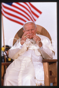 35mm vintage slide* 1995 USA Papa Giovanni Paolo II  Diapositiva d'epoca, in formato 35 mm.CONDIZIONI: GOODE' severamente vietata la riproduzione. Tutti i diritti sono riservati.Nella diapositiva ICharta mette in vendita, sul negozio eBay e in esclusiva sul sito "icharta" il proprio archivio composto da numerose diapositive e negativi fotografici d'epoca, tutti originali e autentici, che attraversano la storia del costume italiano tra gli la fine degli anni Sessanta e Novanta.Si tratta di uno sguardo inedito sull'attualit&agrave;, la politica, la vita quotidiana, il gossip e la cultura, che fotografa il cambiamento della nazione in quest'ultimo scorcio del XX secolo. Un'occasione unica per il mercato del collezionismo, che vede finalmente disponibile un archivio eccezionale per vastit&agrave;, tematiche e condizioni, in un settore (il negativo fotografico e la diapositiva) di assoluta novit&agrave; e dalle interessanti prospettive di investimento.  FAIR/discreto   originale e autentica 1