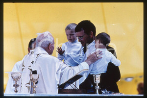 35mm vintage slide* 1995 USA Giovanni Paolo II pastoral visit (4)  Diapositiva d'epoca, in formato 35 mm.CONDIZIONI: GOODE' severamente vietata la riproduzione. Tutti i diritti sono riservati.Nella diapositiva ICharta mette in vendita, sul negozio eBay e in esclusiva sul sito "icharta" il proprio archivio composto da numerose diapositive e negativi fotografici d'epoca, tutti originali e autentici, che attraversano la storia del costume italiano tra gli la fine degli anni Sessanta e Novanta.Si tratta di uno sguardo inedito sull'attualit&agrave;, la politica, la vita quotidiana, il gossip e la cultura, che fotografa il cambiamento della nazione in quest'ultimo scorcio del XX secolo. Un'occasione unica per il mercato del collezionismo, che vede finalmente disponibile un archivio eccezionale per vastit&agrave;, tematiche e condizioni, in un settore (il negativo fotografico e la diapositiva) di assoluta novit&agrave; e dalle interessanti prospettive di investimento.  FAIR/discreto   originale e autentica 1