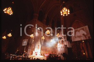 35mm vintage slide* 1995 USA - NEWARK Giovanni Paolo II (3)  Diapositiva d'epoca, in formato 35 mm.CONDIZIONI: GOODE' severamente vietata la riproduzione. Tutti i diritti sono riservati.Nella diapositiva ICharta mette in vendita, sul negozio eBay e in esclusiva sul sito "icharta" il proprio archivio composto da numerose diapositive e negativi fotografici d'epoca, tutti originali e autentici, che attraversano la storia del costume italiano tra gli la fine degli anni Sessanta e Novanta.Si tratta di uno sguardo inedito sull'attualit&agrave;, la politica, la vita quotidiana, il gossip e la cultura, che fotografa il cambiamento della nazione in quest'ultimo scorcio del XX secolo. Un'occasione unica per il mercato del collezionismo, che vede finalmente disponibile un archivio eccezionale per vastit&agrave;, tematiche e condizioni, in un settore (il negativo fotografico e la diapositiva) di assoluta novit&agrave; e dalle interessanti prospettive di investimento.  FAIR/discreto   originale e autentica 1