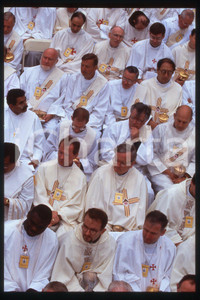 35mm vintage slide* 1995 NEW YORK Central Park - Pope's Mass - Priests  Diapositiva d'epoca, in formato 35 mm.CONDIZIONI: GOODE' severamente vietata la riproduzione. Tutti i diritti sono riservati.Nella diapositiva ICharta mette in vendita, sul negozio eBay e in esclusiva sul sito "icharta" il proprio archivio composto da numerose diapositive e negativi fotografici d'epoca, tutti originali e autentici, che attraversano la storia del costume italiano tra gli la fine degli anni Sessanta e Novanta.Si tratta di uno sguardo inedito sull'attualit&agrave;, la politica, la vita quotidiana, il gossip e la cultura, che fotografa il cambiamento della nazione in quest'ultimo scorcio del XX secolo. Un'occasione unica per il mercato del collezionismo, che vede finalmente disponibile un archivio eccezionale per vastit&agrave;, tematiche e condizioni, in un settore (il negativo fotografico e la diapositiva) di assoluta novit&agrave; e dalle interessanti prospettive di investimento.  FAIR/discreto   originale e autentica 1