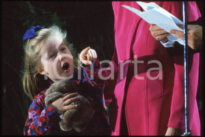 35mm vintage slide* 1995 NEW YORK Central Park - Pope's Mass - Child  Diapositiva d'epoca, in formato 35 mm.CONDIZIONI: GOODE' severamente vietata la riproduzione. Tutti i diritti sono riservati.Nella diapositiva ICharta mette in vendita, sul negozio eBay e in esclusiva sul sito "icharta" il proprio archivio composto da numerose diapositive e negativi fotografici d'epoca, tutti originali e autentici, che attraversano la storia del costume italiano tra gli la fine degli anni Sessanta e Novanta.Si tratta di uno sguardo inedito sull'attualit&agrave;, la politica, la vita quotidiana, il gossip e la cultura, che fotografa il cambiamento della nazione in quest'ultimo scorcio del XX secolo. Un'occasione unica per il mercato del collezionismo, che vede finalmente disponibile un archivio eccezionale per vastit&agrave;, tematiche e condizioni, in un settore (il negativo fotografico e la diapositiva) di assoluta novit&agrave; e dalle interessanti prospettive di investimento.  FAIR/discreto   originale e autentica 1