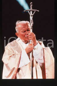 35mm vintage slide* 1995 USA - Pastoral visit - Giovanni Paolo II  Diapositiva d'epoca, in formato 35 mm.CONDIZIONI: GOODE' severamente vietata la riproduzione. Tutti i diritti sono riservati.Nella diapositiva ICharta mette in vendita, sul negozio eBay e in esclusiva sul sito "icharta" il proprio archivio composto da numerose diapositive e negativi fotografici d'epoca, tutti originali e autentici, che attraversano la storia del costume italiano tra gli la fine degli anni Sessanta e Novanta.Si tratta di uno sguardo inedito sull'attualit&agrave;, la politica, la vita quotidiana, il gossip e la cultura, che fotografa il cambiamento della nazione in quest'ultimo scorcio del XX secolo. Un'occasione unica per il mercato del collezionismo, che vede finalmente disponibile un archivio eccezionale per vastit&agrave;, tematiche e condizioni, in un settore (il negativo fotografico e la diapositiva) di assoluta novit&agrave; e dalle interessanti prospettive di investimento.  FAIR/discreto   originale e autentica 1