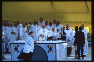 35mm vintage slide* 1995 BROOKLYN Aqueduct Racetrack - Giovanni Paolo II (2)  Diapositiva d'epoca, in formato 35 mm.CONDIZIONI: GOODE' severamente vietata la riproduzione. Tutti i diritti sono riservati.Nella diapositiva ICharta mette in vendita, sul negozio eBay e in esclusiva sul sito "icharta" il proprio archivio composto da numerose diapositive e negativi fotografici d'epoca, tutti originali e autentici, che attraversano la storia del costume italiano tra gli la fine degli anni Sessanta e Novanta.Si tratta di uno sguardo inedito sull'attualit&agrave;, la politica, la vita quotidiana, il gossip e la cultura, che fotografa il cambiamento della nazione in quest'ultimo scorcio del XX secolo. Un'occasione unica per il mercato del collezionismo, che vede finalmente disponibile un archivio eccezionale per vastit&agrave;, tematiche e condizioni, in un settore (il negativo fotografico e la diapositiva) di assoluta novit&agrave; e dalle interessanti prospettive di investimento.  FAIR/discreto   originale e autentica 1