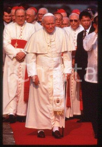 35mm vintage slide* 1995 MANILA Giovanni Paolo II at Episcopal Conference  Diapositiva d'epoca, in formato 35 mm.CONDIZIONI: GOODE' severamente vietata la riproduzione. Tutti i diritti sono riservati.Nella diapositiva ICharta mette in vendita, sul negozio eBay e in esclusiva sul sito "icharta" il proprio archivio composto da numerose diapositive e negativi fotografici d'epoca, tutti originali e autentici, che attraversano la storia del costume italiano tra gli la fine degli anni Sessanta e Novanta.Si tratta di uno sguardo inedito sull'attualit&agrave;, la politica, la vita quotidiana, il gossip e la cultura, che fotografa il cambiamento della nazione in quest'ultimo scorcio del XX secolo. Un'occasione unica per il mercato del collezionismo, che vede finalmente disponibile un archivio eccezionale per vastit&agrave;, tematiche e condizioni, in un settore (il negativo fotografico e la diapositiva) di assoluta novit&agrave; e dalle interessanti prospettive di investimento.  FAIR/discreto   originale e autentica 1