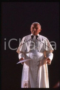 35mm vintage slide* 1986 LYON - FRANCE Giovanni Paolo II (1)  Diapositiva d'epoca, in formato 35 mm.CONDIZIONI: GOODE' severamente vietata la riproduzione. Tutti i diritti sono riservati.Nella diapositiva ICharta mette in vendita, sul negozio eBay e in esclusiva sul sito "icharta" il proprio archivio composto da numerose diapositive e negativi fotografici d'epoca, tutti originali e autentici, che attraversano la storia del costume italiano tra gli la fine degli anni Sessanta e Novanta.Si tratta di uno sguardo inedito sull'attualit&agrave;, la politica, la vita quotidiana, il gossip e la cultura, che fotografa il cambiamento della nazione in quest'ultimo scorcio del XX secolo. Un'occasione unica per il mercato del collezionismo, che vede finalmente disponibile un archivio eccezionale per vastit&agrave;, tematiche e condizioni, in un settore (il negativo fotografico e la diapositiva) di assoluta novit&agrave; e dalle interessanti prospettive di investimento.  FAIR/discreto   originale e autentica 1