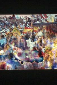 35mm vintage slide* 1989 - Spain, Giovanni Paolo II, people  Diapositiva d'epoca, in formato 35 mm.CONDIZIONI: GOODE' severamente vietata la riproduzione. Tutti i diritti sono riservati.Nella diapositiva ICharta mette in vendita, sul negozio eBay e in esclusiva sul sito "icharta" il proprio archivio composto da numerose diapositive e negativi fotografici d'epoca, tutti originali e autentici, che attraversano la storia del costume italiano tra gli la fine degli anni Sessanta e Novanta.Si tratta di uno sguardo inedito sull'attualit&agrave;, la politica, la vita quotidiana, il gossip e la cultura, che fotografa il cambiamento della nazione in quest'ultimo scorcio del XX secolo. Un'occasione unica per il mercato del collezionismo, che vede finalmente disponibile un archivio eccezionale per vastit&agrave;, tematiche e condizioni, in un settore (il negativo fotografico e la diapositiva) di assoluta novit&agrave; e dalle interessanti prospettive di investimento.  FAIR/discreto   originale e autentica 1