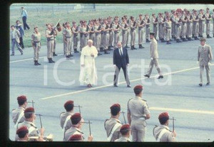 35mm vintage slide* 1986 - Lyon, visit of Giovanni Paolo II  Diapositiva d'epoca, in formato 35 mm.CONDIZIONI: GOODE' severamente vietata la riproduzione. Tutti i diritti sono riservati.Nella diapositiva ICharta mette in vendita, sul negozio eBay e in esclusiva sul sito "icharta" il proprio archivio composto da numerose diapositive e negativi fotografici d'epoca, tutti originali e autentici, che attraversano la storia del costume italiano tra gli la fine degli anni Sessanta e Novanta.Si tratta di uno sguardo inedito sull'attualit&agrave;, la politica, la vita quotidiana, il gossip e la cultura, che fotografa il cambiamento della nazione in quest'ultimo scorcio del XX secolo. Un'occasione unica per il mercato del collezionismo, che vede finalmente disponibile un archivio eccezionale per vastit&agrave;, tematiche e condizioni, in un settore (il negativo fotografico e la diapositiva) di assoluta novit&agrave; e dalle interessanti prospettive di investimento.  FAIR/discreto   originale e autentica 1