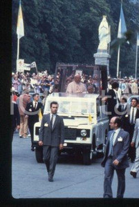 35mm vintage slide* 1986 - Lyon, visit of Giovanni Paolo II, POPEMOBILE  Diapositiva d'epoca, in formato 35 mm.CONDIZIONI: GOODE' severamente vietata la riproduzione. Tutti i diritti sono riservati.Nella diapositiva ICharta mette in vendita, sul negozio eBay e in esclusiva sul sito "icharta" il proprio archivio composto da numerose diapositive e negativi fotografici d'epoca, tutti originali e autentici, che attraversano la storia del costume italiano tra gli la fine degli anni Sessanta e Novanta.Si tratta di uno sguardo inedito sull'attualit&agrave;, la politica, la vita quotidiana, il gossip e la cultura, che fotografa il cambiamento della nazione in quest'ultimo scorcio del XX secolo. Un'occasione unica per il mercato del collezionismo, che vede finalmente disponibile un archivio eccezionale per vastit&agrave;, tematiche e condizioni, in un settore (il negativo fotografico e la diapositiva) di assoluta novit&agrave; e dalle interessanti prospettive di investimento.  FAIR/discreto   originale e autentica 1