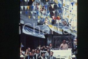 35mm vintage slide* 1986 France, celebration of visit of Giovanni Paolo II  Diapositiva d'epoca, in formato 35 mm.CONDIZIONI: GOODE' severamente vietata la riproduzione. Tutti i diritti sono riservati.Nella diapositiva ICharta mette in vendita, sul negozio eBay e in esclusiva sul sito "icharta" il proprio archivio composto da numerose diapositive e negativi fotografici d'epoca, tutti originali e autentici, che attraversano la storia del costume italiano tra gli la fine degli anni Sessanta e Novanta.Si tratta di uno sguardo inedito sull'attualit&agrave;, la politica, la vita quotidiana, il gossip e la cultura, che fotografa il cambiamento della nazione in quest'ultimo scorcio del XX secolo. Un'occasione unica per il mercato del collezionismo, che vede finalmente disponibile un archivio eccezionale per vastit&agrave;, tematiche e condizioni, in un settore (il negativo fotografico e la diapositiva) di assoluta novit&agrave; e dalle interessanti prospettive di investimento.  FAIR/discreto   originale e autentica 1