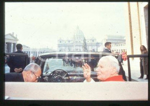 35mm vintage slide* 1995 - Brussels, CAR, Giovanni Paolo II  Diapositiva d'epoca, in formato 35 mm.CONDIZIONI: GOODE' severamente vietata la riproduzione. Tutti i diritti sono riservati.Nella diapositiva ICharta mette in vendita, sul negozio eBay e in esclusiva sul sito "icharta" il proprio archivio composto da numerose diapositive e negativi fotografici d'epoca, tutti originali e autentici, che attraversano la storia del costume italiano tra gli la fine degli anni Sessanta e Novanta.Si tratta di uno sguardo inedito sull'attualit&agrave;, la politica, la vita quotidiana, il gossip e la cultura, che fotografa il cambiamento della nazione in quest'ultimo scorcio del XX secolo. Un'occasione unica per il mercato del collezionismo, che vede finalmente disponibile un archivio eccezionale per vastit&agrave;, tematiche e condizioni, in un settore (il negativo fotografico e la diapositiva) di assoluta novit&agrave; e dalle interessanti prospettive di investimento.  FAIR/discreto   originale e autentica 1