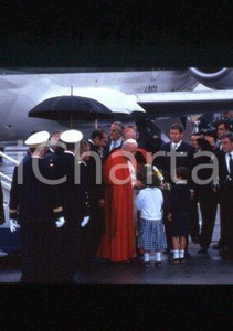 35mm vintage slide* 1996, France, airport, Giovanni Paolo II with children  Diapositiva d'epoca, in formato 35 mm.CONDIZIONI: GOODE' severamente vietata la riproduzione. Tutti i diritti sono riservati.Nella diapositiva ICharta mette in vendita, sul negozio eBay e in esclusiva sul sito "icharta" il proprio archivio composto da numerose diapositive e negativi fotografici d'epoca, tutti originali e autentici, che attraversano la storia del costume italiano tra gli la fine degli anni Sessanta e Novanta.Si tratta di uno sguardo inedito sull'attualit&agrave;, la politica, la vita quotidiana, il gossip e la cultura, che fotografa il cambiamento della nazione in quest'ultimo scorcio del XX secolo. Un'occasione unica per il mercato del collezionismo, che vede finalmente disponibile un archivio eccezionale per vastit&agrave;, tematiche e condizioni, in un settore (il negativo fotografico e la diapositiva) di assoluta novit&agrave; e dalle interessanti prospettive di investimento.  FAIR/discreto   originale e autentica 1