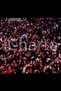 35mm vintage slide* 1996, Saint-Laurent, Giovanni Paolo II, people  Diapositiva d'epoca, in formato 35 mm.CONDIZIONI: GOODE' severamente vietata la riproduzione. Tutti i diritti sono riservati.Nella diapositiva ICharta mette in vendita, sul negozio eBay e in esclusiva sul sito "icharta" il proprio archivio composto da numerose diapositive e negativi fotografici d'epoca, tutti originali e autentici, che attraversano la storia del costume italiano tra gli la fine degli anni Sessanta e Novanta.Si tratta di uno sguardo inedito sull'attualit&agrave;, la politica, la vita quotidiana, il gossip e la cultura, che fotografa il cambiamento della nazione in quest'ultimo scorcio del XX secolo. Un'occasione unica per il mercato del collezionismo, che vede finalmente disponibile un archivio eccezionale per vastit&agrave;, tematiche e condizioni, in un settore (il negativo fotografico e la diapositiva) di assoluta novit&agrave; e dalle interessanti prospettive di investimento.  FAIR/discreto   originale e autentica 1