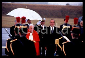 35mm vintage slide* 1996, Saint-Laurent, visit of Giovanni Paolo II  Diapositiva d'epoca, in formato 35 mm.CONDIZIONI: GOODE' severamente vietata la riproduzione. Tutti i diritti sono riservati.Nella diapositiva ICharta mette in vendita, sul negozio eBay e in esclusiva sul sito "icharta" il proprio archivio composto da numerose diapositive e negativi fotografici d'epoca, tutti originali e autentici, che attraversano la storia del costume italiano tra gli la fine degli anni Sessanta e Novanta.Si tratta di uno sguardo inedito sull'attualit&agrave;, la politica, la vita quotidiana, il gossip e la cultura, che fotografa il cambiamento della nazione in quest'ultimo scorcio del XX secolo. Un'occasione unica per il mercato del collezionismo, che vede finalmente disponibile un archivio eccezionale per vastit&agrave;, tematiche e condizioni, in un settore (il negativo fotografico e la diapositiva) di assoluta novit&agrave; e dalle interessanti prospettive di investimento.  FAIR/discreto   originale e autentica 1