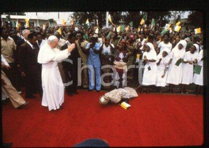 35mm vintage slide* 1992 ROMA Giovanni Paolo II, Gemelli hospital  Diapositiva d'epoca, in formato 35 mm.CONDIZIONI: GOODE' severamente vietata la riproduzione. Tutti i diritti sono riservati.Nella diapositiva ICharta mette in vendita, sul negozio eBay e in esclusiva sul sito "icharta" il proprio archivio composto da numerose diapositive e negativi fotografici d'epoca, tutti originali e autentici, che attraversano la storia del costume italiano tra gli la fine degli anni Sessanta e Novanta.Si tratta di uno sguardo inedito sull'attualit&agrave;, la politica, la vita quotidiana, il gossip e la cultura, che fotografa il cambiamento della nazione in quest'ultimo scorcio del XX secolo. Un'occasione unica per il mercato del collezionismo, che vede finalmente disponibile un archivio eccezionale per vastit&agrave;, tematiche e condizioni, in un settore (il negativo fotografico e la diapositiva) di assoluta novit&agrave; e dalle interessanti prospettive di investimento.   FAIR/discreto   originale e autentica 1