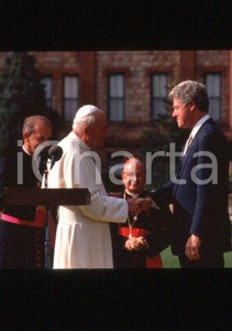 35mm vintage slide* 1993, USA, Denver, Giovanni Paolo II with Clinton (5)  Diapositiva d'epoca, in formato 35 mm.CONDIZIONI: GOODE' severamente vietata la riproduzione. Tutti i diritti sono riservati.Nella diapositiva ICharta mette in vendita, sul negozio eBay e in esclusiva sul sito "icharta" il proprio archivio composto da numerose diapositive e negativi fotografici d'epoca, tutti originali e autentici, che attraversano la storia del costume italiano tra gli la fine degli anni Sessanta e Novanta.Si tratta di uno sguardo inedito sull'attualit&agrave;, la politica, la vita quotidiana, il gossip e la cultura, che fotografa il cambiamento della nazione in quest'ultimo scorcio del XX secolo. Un'occasione unica per il mercato del collezionismo, che vede finalmente disponibile un archivio eccezionale per vastit&agrave;, tematiche e condizioni, in un settore (il negativo fotografico e la diapositiva) di assoluta novit&agrave; e dalle interessanti prospettive di investimento.  FAIR/discreto   originale e autentica 1