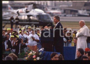 35mm vintage slide* 1993, USA, Denver, Giovanni Paolo II with Clinton (9)  Diapositiva d'epoca, in formato 35 mm.CONDIZIONI: GOODE' severamente vietata la riproduzione. Tutti i diritti sono riservati.Nella diapositiva ICharta mette in vendita, sul negozio eBay e in esclusiva sul sito "icharta" il proprio archivio composto da numerose diapositive e negativi fotografici d'epoca, tutti originali e autentici, che attraversano la storia del costume italiano tra gli la fine degli anni Sessanta e Novanta.Si tratta di uno sguardo inedito sull'attualit&agrave;, la politica, la vita quotidiana, il gossip e la cultura, che fotografa il cambiamento della nazione in quest'ultimo scorcio del XX secolo. Un'occasione unica per il mercato del collezionismo, che vede finalmente disponibile un archivio eccezionale per vastit&agrave;, tematiche e condizioni, in un settore (il negativo fotografico e la diapositiva) di assoluta novit&agrave; e dalle interessanti prospettive di investimento.  FAIR/discreto   originale e autentica 1