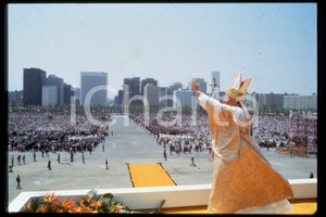 35mm vintage slide* 1989, Corea, Giovanni Paolo II with people (2)  Diapositiva d'epoca, in formato 35 mm.CONDIZIONI: GOODE' severamente vietata la riproduzione. Tutti i diritti sono riservati.Nella diapositiva ICharta mette in vendita, sul negozio eBay e in esclusiva sul sito "icharta" il proprio archivio composto da numerose diapositive e negativi fotografici d'epoca, tutti originali e autentici, che attraversano la storia del costume italiano tra gli la fine degli anni Sessanta e Novanta.Si tratta di uno sguardo inedito sull'attualit&agrave;, la politica, la vita quotidiana, il gossip e la cultura, che fotografa il cambiamento della nazione in quest'ultimo scorcio del XX secolo. Un'occasione unica per il mercato del collezionismo, che vede finalmente disponibile un archivio eccezionale per vastit&agrave;, tematiche e condizioni, in un settore (il negativo fotografico e la diapositiva) di assoluta novit&agrave; e dalle interessanti prospettive di investimento.  FAIR/discreto   originale e autentica 1