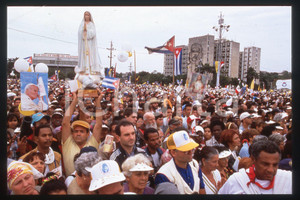 35mm vintage slide* 1998, Cuba, Giovanni Paolo II, mass in the Revolution Square  Diapositiva d'epoca, in formato 35 mm.CONDIZIONI: GOODE' severamente vietata la riproduzione. Tutti i diritti sono riservati.Nella diapositiva ICharta mette in vendita, sul negozio eBay e in esclusiva sul sito "icharta" il proprio archivio composto da numerose diapositive e negativi fotografici d'epoca, tutti originali e autentici, che attraversano la storia del costume italiano tra gli la fine degli anni Sessanta e Novanta.Si tratta di uno sguardo inedito sull'attualit&agrave;, la politica, la vita quotidiana, il gossip e la cultura, che fotografa il cambiamento della nazione in quest'ultimo scorcio del XX secolo. Un'occasione unica per il mercato del collezionismo, che vede finalmente disponibile un archivio eccezionale per vastit&agrave;, tematiche e condizioni, in un settore (il negativo fotografico e la diapositiva) di assoluta novit&agrave; e dalle interessanti prospettive di investimento.  FAIR/discreto   originale e autentica 1