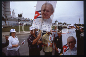 35mm vintage slide*1998 Cuba, Giovanni Paolo II, mass in the Revolution Square-5  Diapositiva d'epoca, in formato 35 mm.CONDIZIONI: GOODE' severamente vietata la riproduzione. Tutti i diritti sono riservati.Nella diapositiva ICharta mette in vendita, sul negozio eBay e in esclusiva sul sito "icharta" il proprio archivio composto da numerose diapositive e negativi fotografici d'epoca, tutti originali e autentici, che attraversano la storia del costume italiano tra gli la fine degli anni Sessanta e Novanta.Si tratta di uno sguardo inedito sull'attualit&agrave;, la politica, la vita quotidiana, il gossip e la cultura, che fotografa il cambiamento della nazione in quest'ultimo scorcio del XX secolo. Un'occasione unica per il mercato del collezionismo, che vede finalmente disponibile un archivio eccezionale per vastit&agrave;, tematiche e condizioni, in un settore (il negativo fotografico e la diapositiva) di assoluta novit&agrave; e dalle interessanti prospettive di investimento.  FAIR/discreto   originale e autentica 1