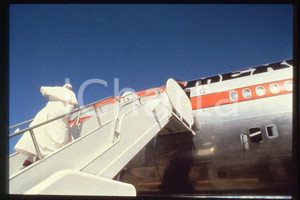 35mm vintage slide*  1992, Santo Domingo, airport, Giovanni Paolo II (3)  Diapositiva d'epoca, in formato 35 mm.CONDIZIONI: GOODE' severamente vietata la riproduzione. Tutti i diritti sono riservati.Nella diapositiva ICharta mette in vendita, sul negozio eBay e in esclusiva sul sito "icharta" il proprio archivio composto da numerose diapositive e negativi fotografici d'epoca, tutti originali e autentici, che attraversano la storia del costume italiano tra gli la fine degli anni Sessanta e Novanta.Si tratta di uno sguardo inedito sull'attualit&agrave;, la politica, la vita quotidiana, il gossip e la cultura, che fotografa il cambiamento della nazione in quest'ultimo scorcio del XX secolo. Un'occasione unica per il mercato del collezionismo, che vede finalmente disponibile un archivio eccezionale per vastit&agrave;, tematiche e condizioni, in un settore (il negativo fotografico e la diapositiva) di assoluta novit&agrave; e dalle interessanti prospettive di investimento.  FAIR/discreto   originale e autentica 1