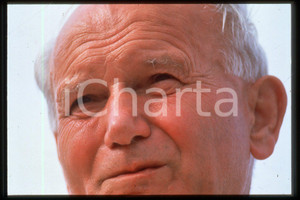 35mm vintage slide* 1986, GIOVANNI PAOLO II, portrait  Diapositiva d'epoca, in formato 35 mm.CONDIZIONI: GOODE' severamente vietata la riproduzione. Tutti i diritti sono riservati.Nella diapositiva ICharta mette in vendita, sul negozio eBay e in esclusiva sul sito "icharta" il proprio archivio composto da numerose diapositive e negativi fotografici d'epoca, tutti originali e autentici, che attraversano la storia del costume italiano tra gli la fine degli anni Sessanta e Novanta.Si tratta di uno sguardo inedito sull'attualit&agrave;, la politica, la vita quotidiana, il gossip e la cultura, che fotografa il cambiamento della nazione in quest'ultimo scorcio del XX secolo. Un'occasione unica per il mercato del collezionismo, che vede finalmente disponibile un archivio eccezionale per vastit&agrave;, tematiche e condizioni, in un settore (il negativo fotografico e la diapositiva) di assoluta novit&agrave; e dalle interessanti prospettive di investimento.  FAIR/discreto   originale e autentica 1