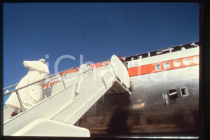 35mm vintage slide* 1992, Santo Domingo, airport, Giovanni Paolo II (4)  Diapositiva d'epoca, in formato 35 mm.CONDIZIONI: GOODE' severamente vietata la riproduzione. Tutti i diritti sono riservati.Nella diapositiva ICharta mette in vendita, sul negozio eBay e in esclusiva sul sito "icharta" il proprio archivio composto da numerose diapositive e negativi fotografici d'epoca, tutti originali e autentici, che attraversano la storia del costume italiano tra gli la fine degli anni Sessanta e Novanta.Si tratta di uno sguardo inedito sull'attualit&agrave;, la politica, la vita quotidiana, il gossip e la cultura, che fotografa il cambiamento della nazione in quest'ultimo scorcio del XX secolo. Un'occasione unica per il mercato del collezionismo, che vede finalmente disponibile un archivio eccezionale per vastit&agrave;, tematiche e condizioni, in un settore (il negativo fotografico e la diapositiva) di assoluta novit&agrave; e dalle interessanti prospettive di investimento.  FAIR/discreto   originale e autentica 1