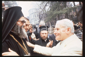 35mm vintage slide* 1979, Turkey, Giovanni Paolo II with Patriarch Dimítrios I  Diapositiva d'epoca, in formato 35 mm.CONDIZIONI: GOODE' severamente vietata la riproduzione. Tutti i diritti sono riservati.Nella diapositiva ICharta mette in vendita, sul negozio eBay e in esclusiva sul sito "icharta" il proprio archivio composto da numerose diapositive e negativi fotografici d'epoca, tutti originali e autentici, che attraversano la storia del costume italiano tra gli la fine degli anni Sessanta e Novanta.Si tratta di uno sguardo inedito sull'attualit&agrave;, la politica, la vita quotidiana, il gossip e la cultura, che fotografa il cambiamento della nazione in quest'ultimo scorcio del XX secolo. Un'occasione unica per il mercato del collezionismo, che vede finalmente disponibile un archivio eccezionale per vastit&agrave;, tematiche e condizioni, in un settore (il negativo fotografico e la diapositiva) di assoluta novit&agrave; e dalle interessanti prospettive di investimento.  FAIR/discreto   originale e autentica 1