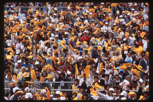 35mm vintage slide* 1990 Mexico, valle Chalco, Giovanni Paolo II, people (5)  Diapositiva d'epoca, in formato 35 mm.CONDIZIONI: GOODE' severamente vietata la riproduzione. Tutti i diritti sono riservati.Nella diapositiva ICharta mette in vendita, sul negozio eBay e in esclusiva sul sito "icharta" il proprio archivio composto da numerose diapositive e negativi fotografici d'epoca, tutti originali e autentici, che attraversano la storia del costume italiano tra gli la fine degli anni Sessanta e Novanta.Si tratta di uno sguardo inedito sull'attualit&agrave;, la politica, la vita quotidiana, il gossip e la cultura, che fotografa il cambiamento della nazione in quest'ultimo scorcio del XX secolo. Un'occasione unica per il mercato del collezionismo, che vede finalmente disponibile un archivio eccezionale per vastit&agrave;, tematiche e condizioni, in un settore (il negativo fotografico e la diapositiva) di assoluta novit&agrave; e dalle interessanti prospettive di investimento.  FAIR/discreto   originale e autentica 1