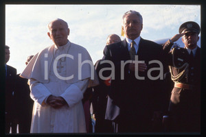 35mm vintage slide*1994 Zagreb GIOVANNI PAOLO II, 18 students PDT Franjo Tudjman  Diapositiva d'epoca, in formato 35 mm.CONDIZIONI: GOODE' severamente vietata la riproduzione. Tutti i diritti sono riservati.Nella diapositiva ICharta mette in vendita, sul negozio eBay e in esclusiva sul sito "icharta" il proprio archivio composto da numerose diapositive e negativi fotografici d'epoca, tutti originali e autentici, che attraversano la storia del costume italiano tra gli la fine degli anni Sessanta e Novanta.Si tratta di uno sguardo inedito sull'attualit&agrave;, la politica, la vita quotidiana, il gossip e la cultura, che fotografa il cambiamento della nazione in quest'ultimo scorcio del XX secolo. Un'occasione unica per il mercato del collezionismo, che vede finalmente disponibile un archivio eccezionale per vastit&agrave;, tematiche e condizioni, in un settore (il negativo fotografico e la diapositiva) di assoluta novit&agrave; e dalle interessanti prospettive di investimento.  FAIR/discreto   originale e autentica 1