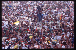 35mm vintage slide* 1995, Manille, GIOVANNI PAOLO II, people at the mass  Diapositiva d'epoca, in formato 35 mm.CONDIZIONI: GOODE' severamente vietata la riproduzione. Tutti i diritti sono riservati.Nella diapositiva ICharta mette in vendita, sul negozio eBay e in esclusiva sul sito "icharta" il proprio archivio composto da numerose diapositive e negativi fotografici d'epoca, tutti originali e autentici, che attraversano la storia del costume italiano tra gli la fine degli anni Sessanta e Novanta.Si tratta di uno sguardo inedito sull'attualit&agrave;, la politica, la vita quotidiana, il gossip e la cultura, che fotografa il cambiamento della nazione in quest'ultimo scorcio del XX secolo. Un'occasione unica per il mercato del collezionismo, che vede finalmente disponibile un archivio eccezionale per vastit&agrave;, tematiche e condizioni, in un settore (il negativo fotografico e la diapositiva) di assoluta novit&agrave; e dalle interessanti prospettive di investimento.  FAIR/discreto   originale e autentica 1