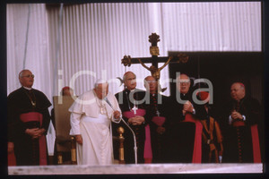 35mm vintage slide* 1998 ROMA Papa GIOVANNI PAOLO II Udienza generale (1)  Diapositiva d'epoca, in formato 35 mm.CONDIZIONI: GOODE' severamente vietata la riproduzione. Tutti i diritti sono riservati.Nella diapositiva ICharta mette in vendita, sul negozio eBay e in esclusiva sul sito "icharta" il proprio archivio composto da numerose diapositive e negativi fotografici d'epoca, tutti originali e autentici, che attraversano la storia del costume italiano tra gli la fine degli anni Sessanta e Novanta.Si tratta di uno sguardo inedito sull'attualit&agrave;, la politica, la vita quotidiana, il gossip e la cultura, che fotografa il cambiamento della nazione in quest'ultimo scorcio del XX secolo. Un'occasione unica per il mercato del collezionismo, che vede finalmente disponibile un archivio eccezionale per vastit&agrave;, tematiche e condizioni, in un settore (il negativo fotografico e la diapositiva) di assoluta novit&agrave; e dalle interessanti prospettive di investimento.  FAIR/discreto   originale e autentica 1