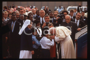 35mm vintage slide* 1995 SOUTH AFRICA Pope GIOVANNI PAOLO II  Diapositiva d'epoca, in formato 35 mm.CONDIZIONI: GOODE' severamente vietata la riproduzione. Tutti i diritti sono riservati.Nella diapositiva ICharta mette in vendita, sul negozio eBay e in esclusiva sul sito "icharta" il proprio archivio composto da numerose diapositive e negativi fotografici d'epoca, tutti originali e autentici, che attraversano la storia del costume italiano tra gli la fine degli anni Sessanta e Novanta.Si tratta di uno sguardo inedito sull'attualit&agrave;, la politica, la vita quotidiana, il gossip e la cultura, che fotografa il cambiamento della nazione in quest'ultimo scorcio del XX secolo. Un'occasione unica per il mercato del collezionismo, che vede finalmente disponibile un archivio eccezionale per vastit&agrave;, tematiche e condizioni, in un settore (il negativo fotografico e la diapositiva) di assoluta novit&agrave; e dalle interessanti prospettive di investimento.  FAIR/discreto   originale e autentica 1
