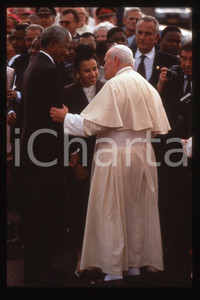 35mm vintage slide* 1995 SOUTH AFRICA Nelson MANDELA Pope GIOVANNI PAOLO II  Diapositiva d'epoca, in formato 35 mm.CONDIZIONI: GOODE' severamente vietata la riproduzione. Tutti i diritti sono riservati.Nella diapositiva ICharta mette in vendita, sul negozio eBay e in esclusiva sul sito "icharta" il proprio archivio composto da numerose diapositive e negativi fotografici d'epoca, tutti originali e autentici, che attraversano la storia del costume italiano tra gli la fine degli anni Sessanta e Novanta.Si tratta di uno sguardo inedito sull'attualit&agrave;, la politica, la vita quotidiana, il gossip e la cultura, che fotografa il cambiamento della nazione in quest'ultimo scorcio del XX secolo. Un'occasione unica per il mercato del collezionismo, che vede finalmente disponibile un archivio eccezionale per vastit&agrave;, tematiche e condizioni, in un settore (il negativo fotografico e la diapositiva) di assoluta novit&agrave; e dalle interessanti prospettive di investimento.  FAIR/discreto   originale e autentica 1