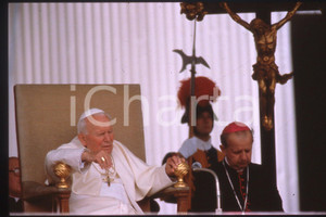 35mm vintage slide* 1998 ROMA Papa GIOVANNI PAOLO II Udienza generale (8)  Diapositiva d'epoca, in formato 35 mm.CONDIZIONI: GOODE' severamente vietata la riproduzione. Tutti i diritti sono riservati.Nella diapositiva ICharta mette in vendita, sul negozio eBay e in esclusiva sul sito "icharta" il proprio archivio composto da numerose diapositive e negativi fotografici d'epoca, tutti originali e autentici, che attraversano la storia del costume italiano tra gli la fine degli anni Sessanta e Novanta.Si tratta di uno sguardo inedito sull'attualit&agrave;, la politica, la vita quotidiana, il gossip e la cultura, che fotografa il cambiamento della nazione in quest'ultimo scorcio del XX secolo. Un'occasione unica per il mercato del collezionismo, che vede finalmente disponibile un archivio eccezionale per vastit&agrave;, tematiche e condizioni, in un settore (il negativo fotografico e la diapositiva) di assoluta novit&agrave; e dalle interessanti prospettive di investimento.  FAIR/discreto   originale e autentica 1
